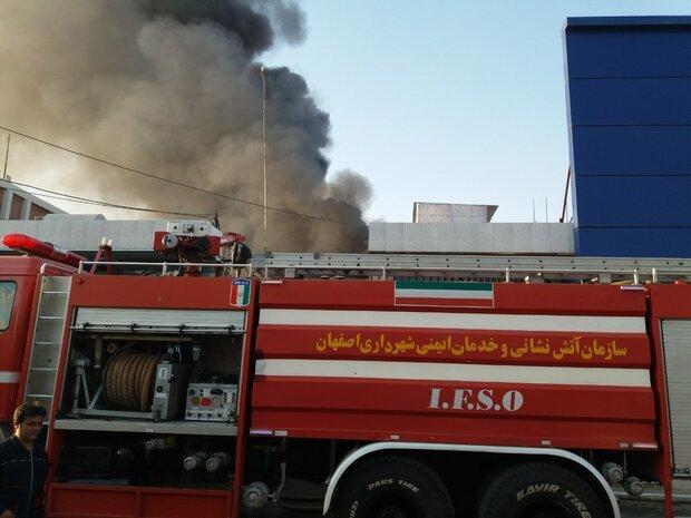 حریق درانبار لوازم یدکی خودرو دراصفهان، اعزام نیروهای 9 ایستگاه
